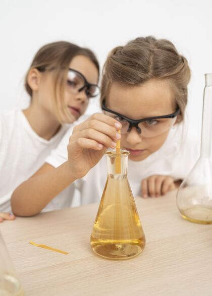 孩子做化学实验的女孩们垂直管孩子
