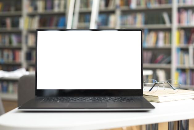 阅读模拟笔记本电脑在图书馆的桌子上创意技术教育