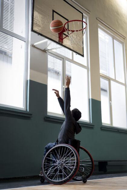 篮球坐在轮椅上打篮球的人身体轮椅残疾人