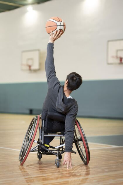 残疾篮球场上坐轮椅的全明星残疾坐着概念