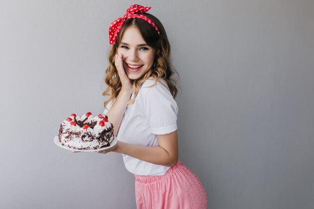 水果美妙的生日女孩表达积极真诚的情感室内拍摄的快乐的欧洲女士在复古服装摆出甜美的蛋糕美味奶油美式