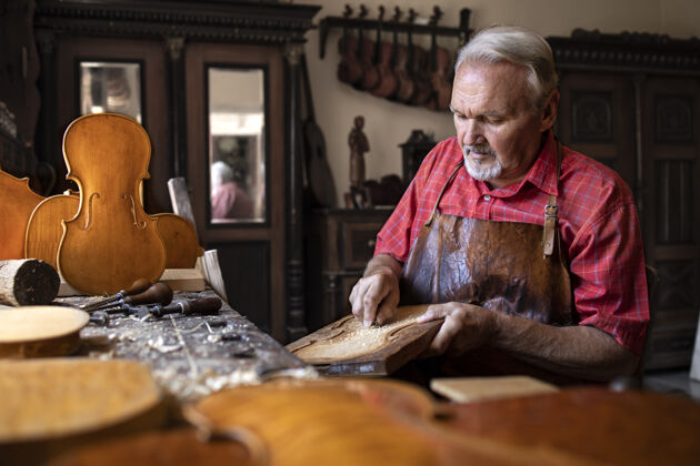 古董工匠雕刻木头 创造小提琴乐器手工小提琴车间