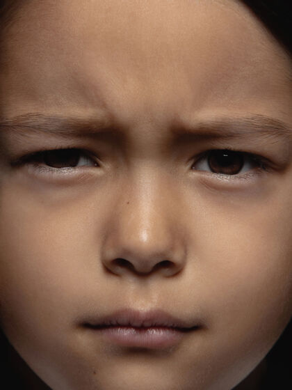 肖像小而感性的亚洲女孩的特写肖像姿态孩子模特
