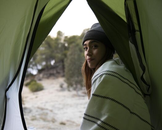 度假在树林里露营的女人世界各地乡村露营