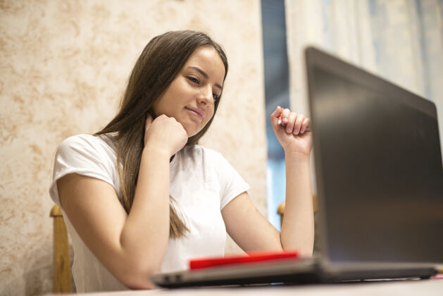 青少年用现代科技教育的少女室内青少年专注