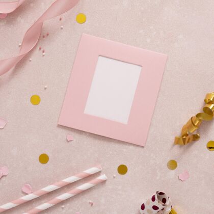 聚会平铺优雅的生日卡与吸管和丝带生日模型五彩纸屑