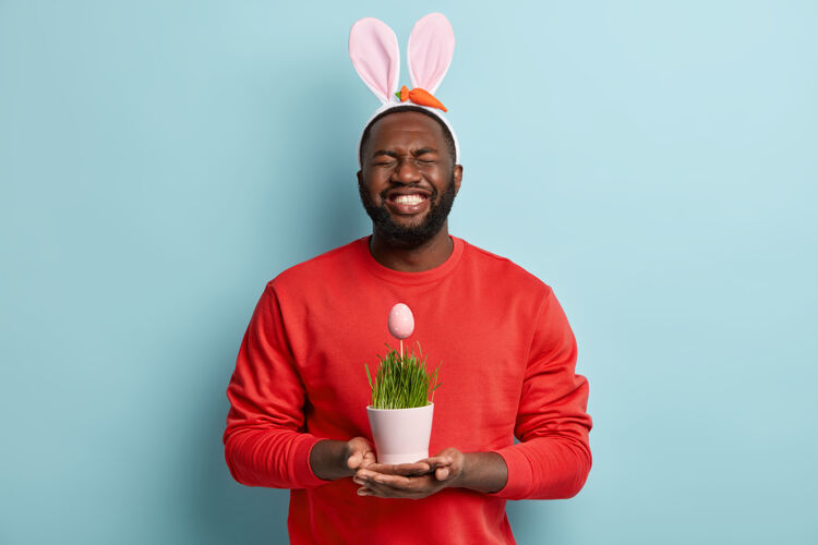 男性非洲裔美国男子持有植物肖像人耳朵
