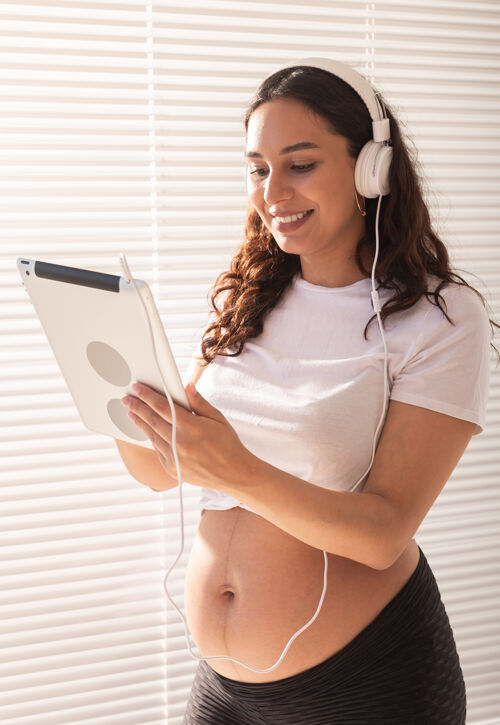护理孕妇用平板电脑耳机听音乐放松母亲婴儿