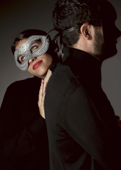 嘉年华面具戴着优雅嘉年华面具的女人的前视图优雅视野前方视野