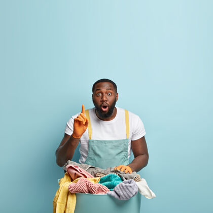 人年轻的非洲裔美国人在洗衣服毛巾肖像篮子