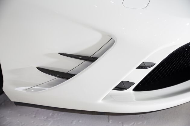 闪亮现代白色豪华车的外观细节外部金属