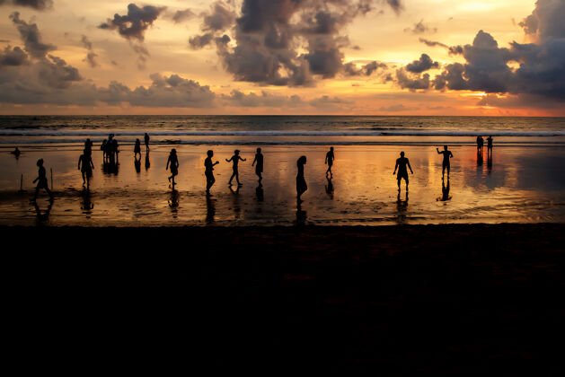 球员日落时分在海边踢足球的人的剪影摄影师团体海岸