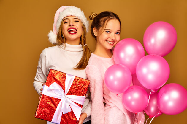 玩具圣诞节带着大礼盒和粉色气球的模特们庆祝圣诞老人圣诞