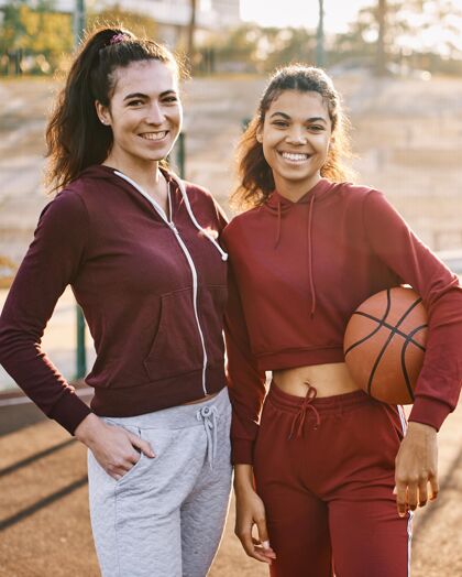 成功女人摆篮球姿势年轻比赛女子